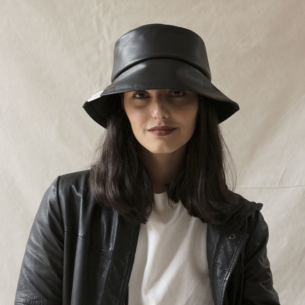 Gorro Bucket en cuero encerado