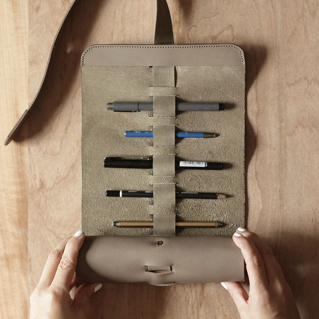 Estuche enrollable de cuero