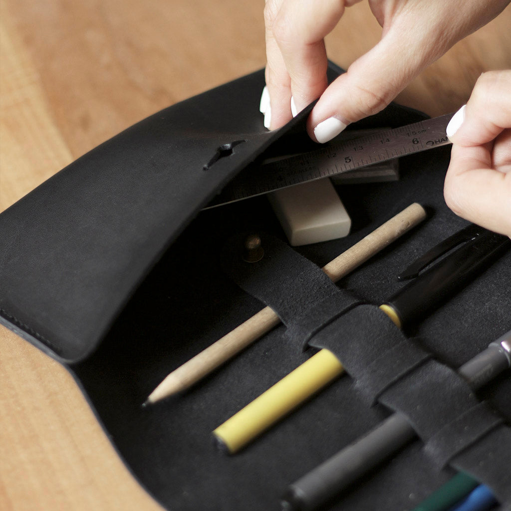 Estuche enrollable de cuero