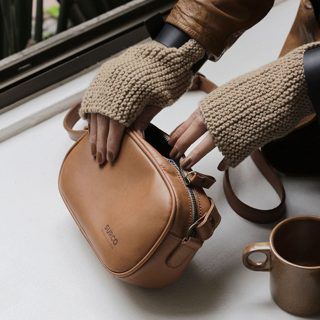 mini bandolera con fuelle cuero y guantes de lana