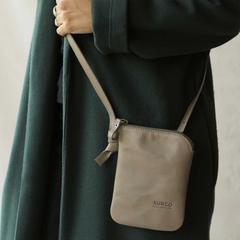 Mini bandolera de cuero gris olivo porta celular