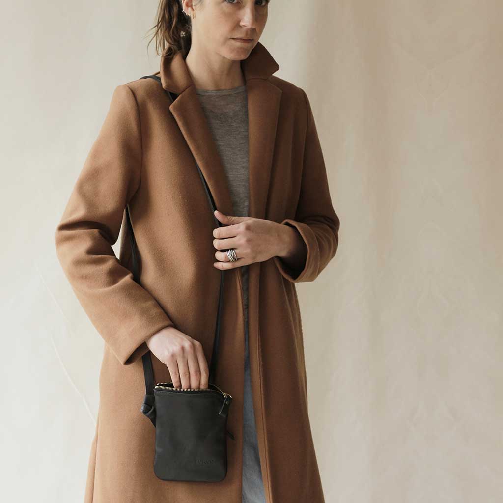 Mini bandolera de cuero negra porta celular