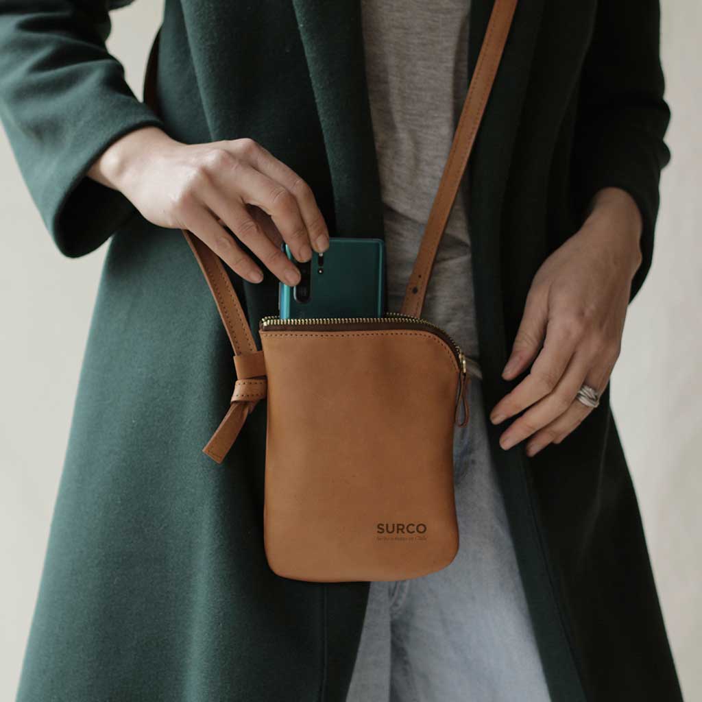 Mini bandolera de cuero porta celular café