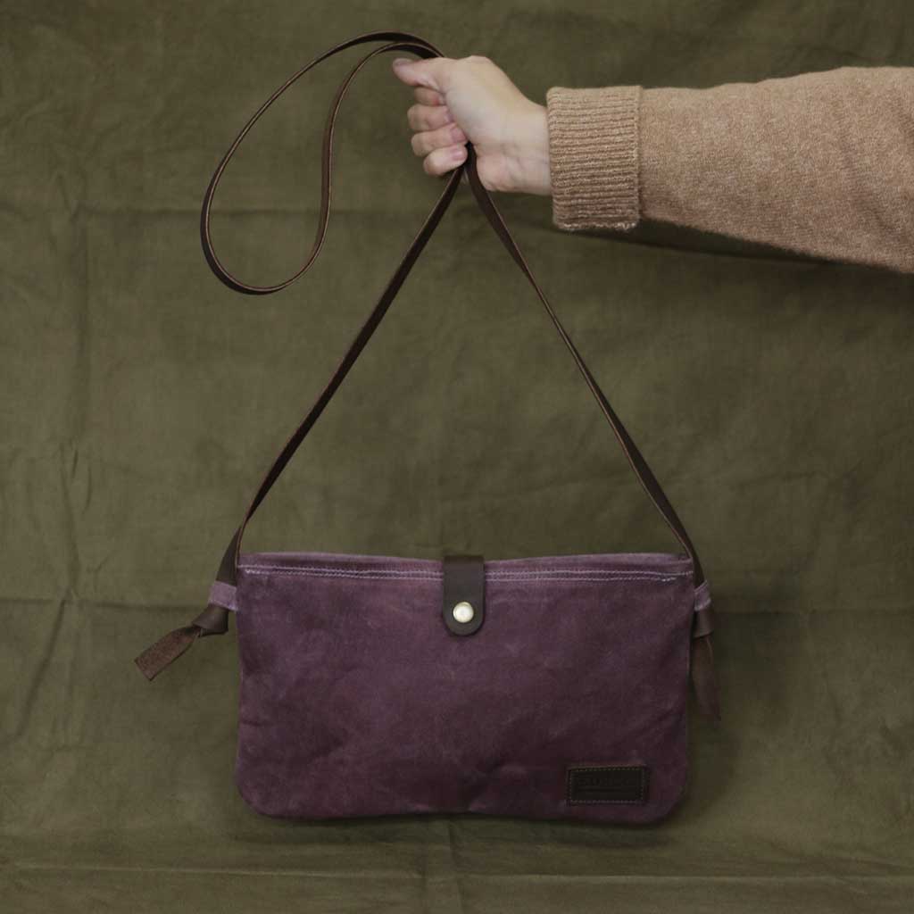 Cartera bandolera de algodón encerado y tintes naturales borra de vino