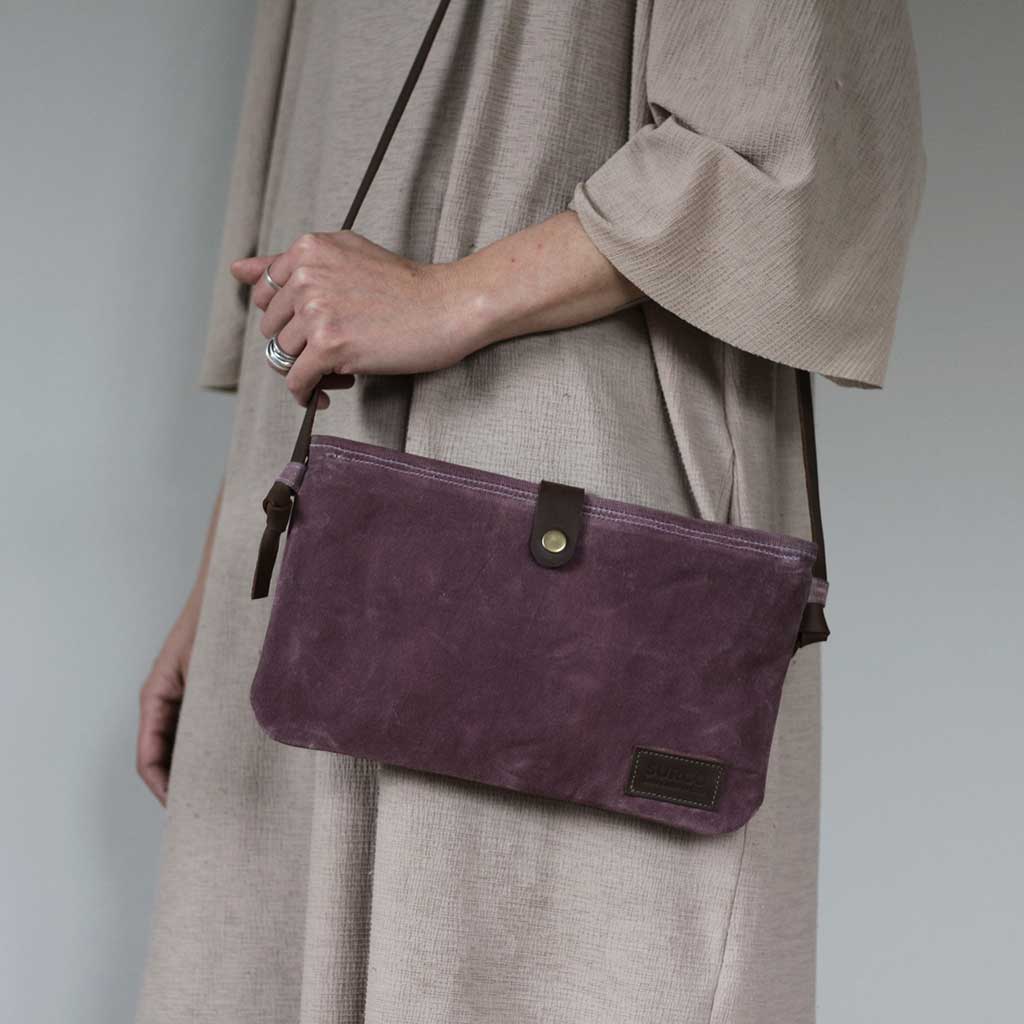 Cartera bandolera de algodón encerado y tintes naturales borra de vino