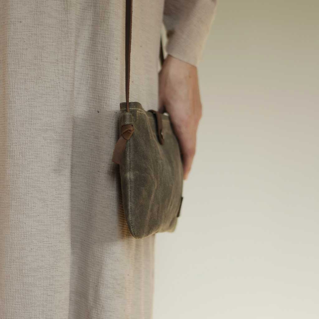 Cartera bandolera de algodón encerado y tintes naturales