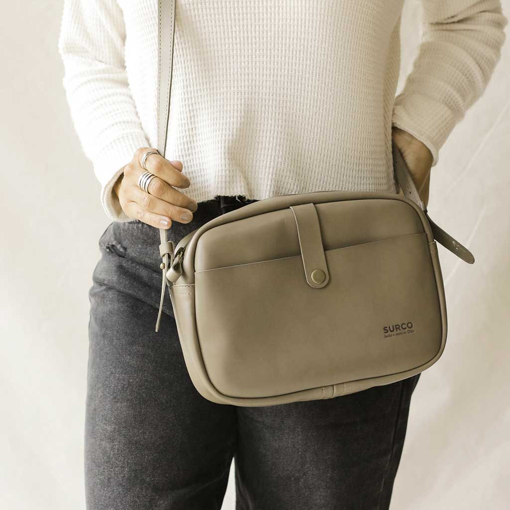 Cartera bandolera de cuero gris olivo con fuelle