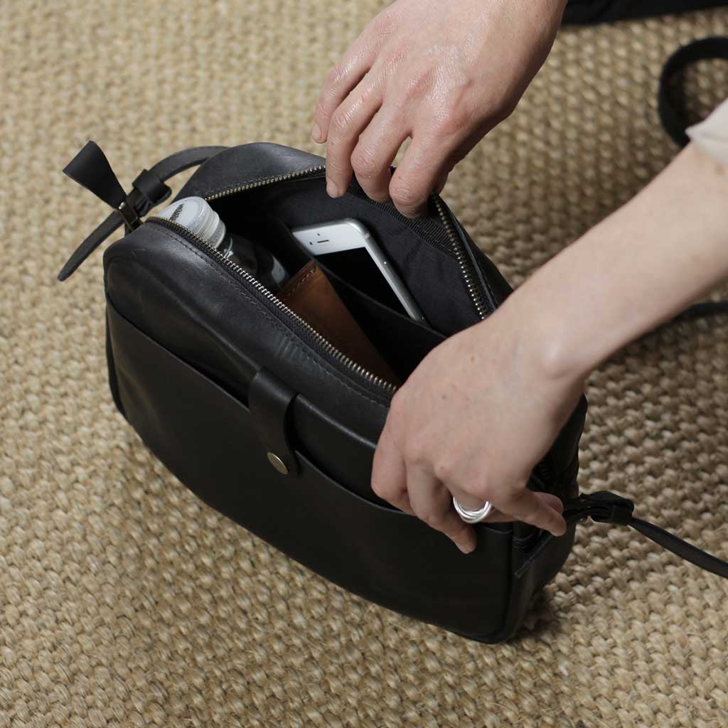 Cartera bandolera de cuero con fuelle