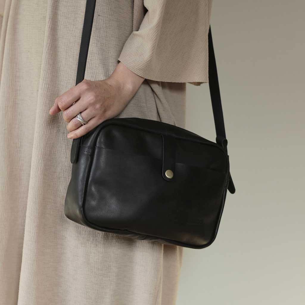 Cartera bandolera de cuero negro con fuelle