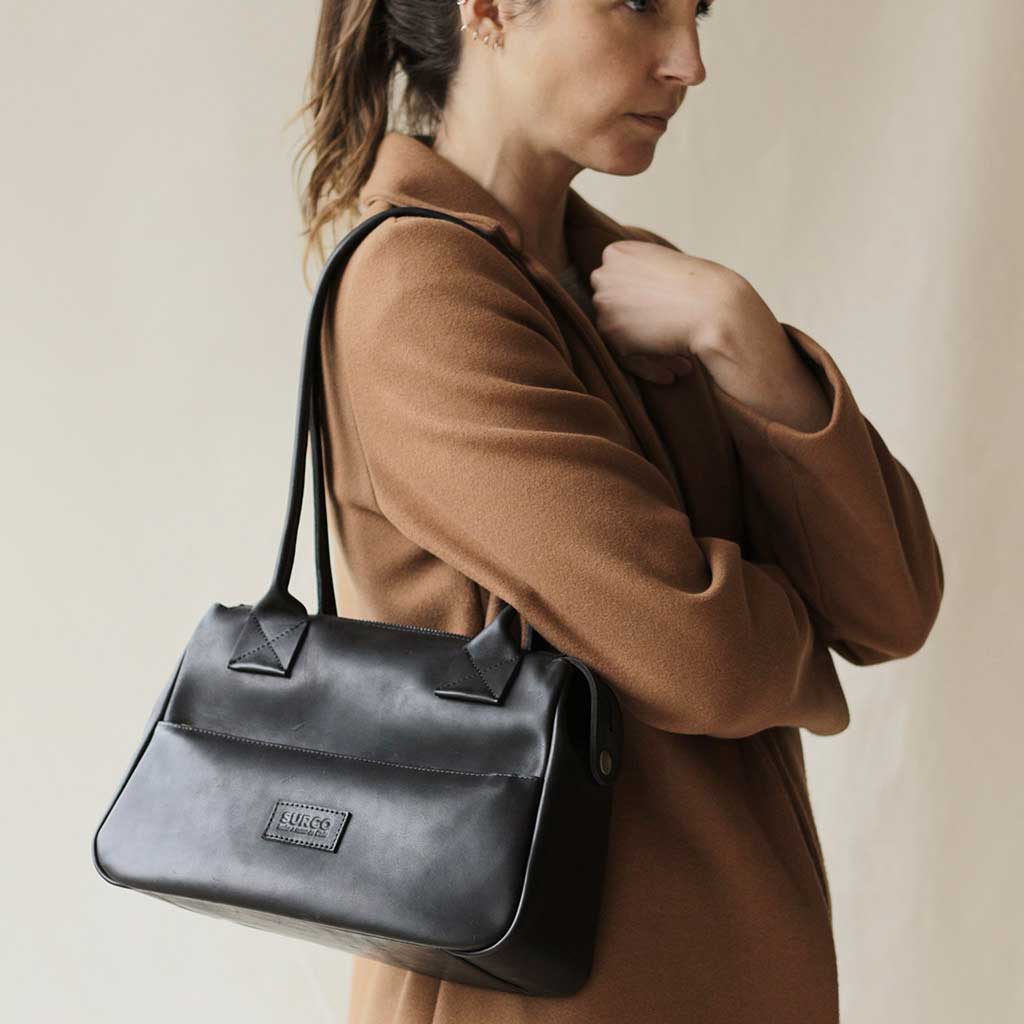 Cartera viajera de cuero negro manillas largas