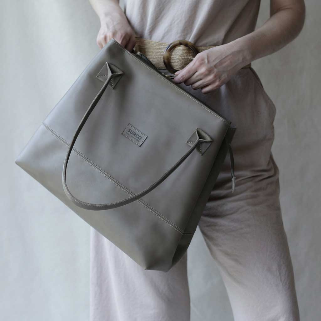 Tote bag de cuero gris olivo hecho en chile