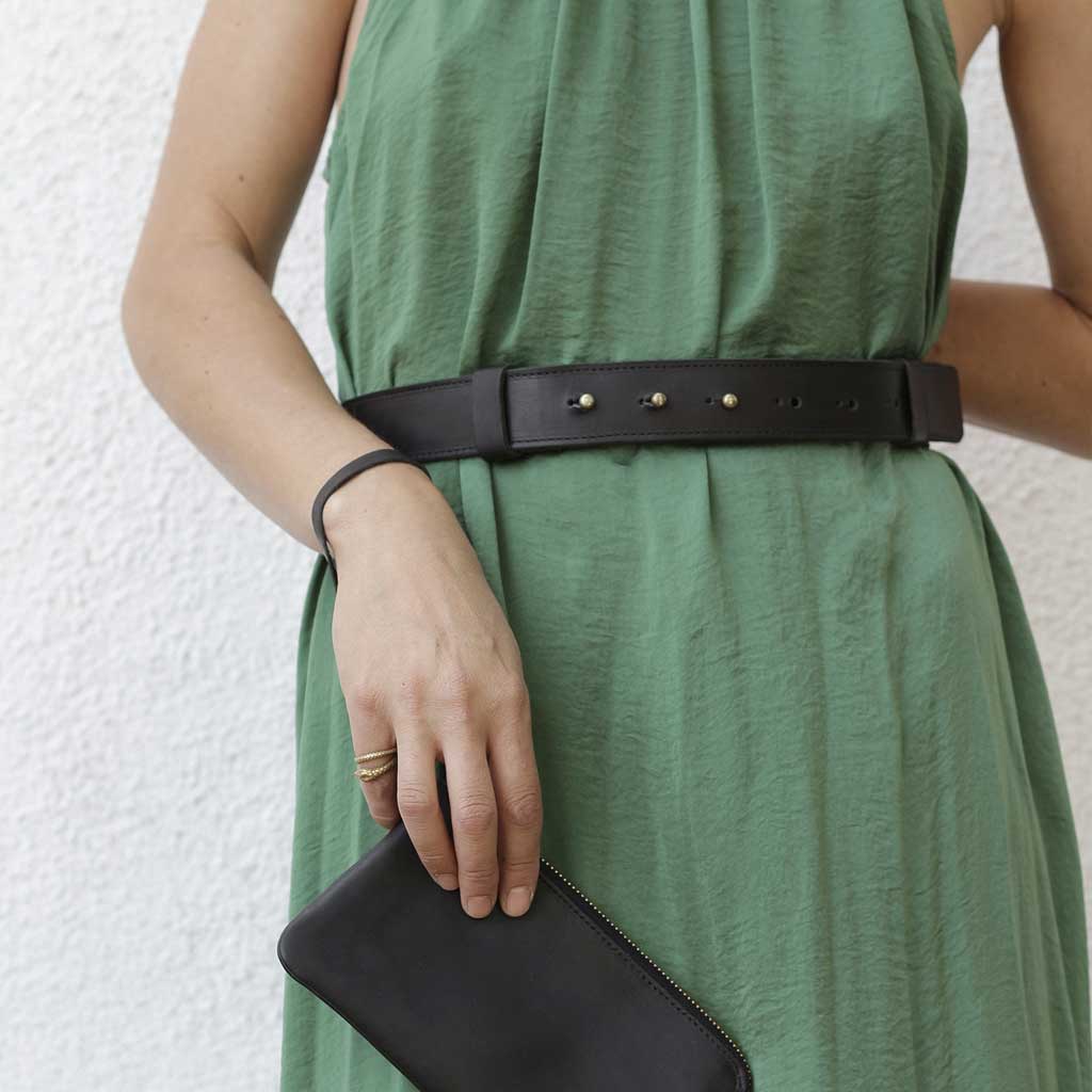 Cinturón de mujer y clutch de cuero negro