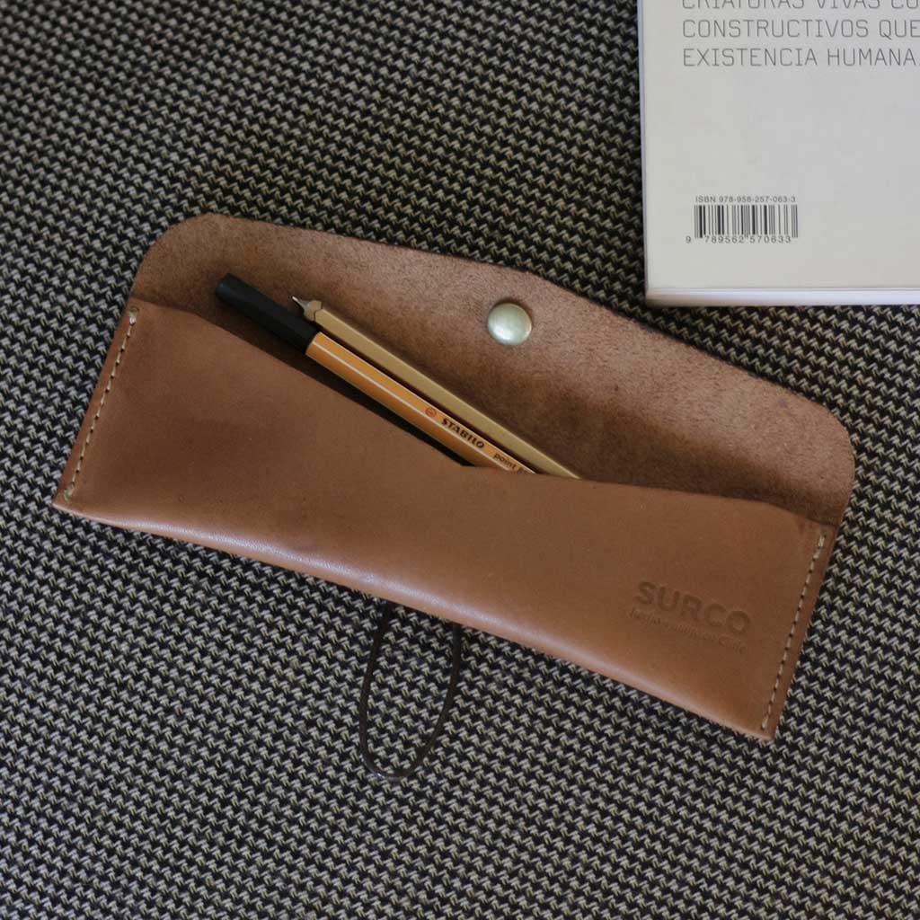 Estuche de cuero café para lápices
