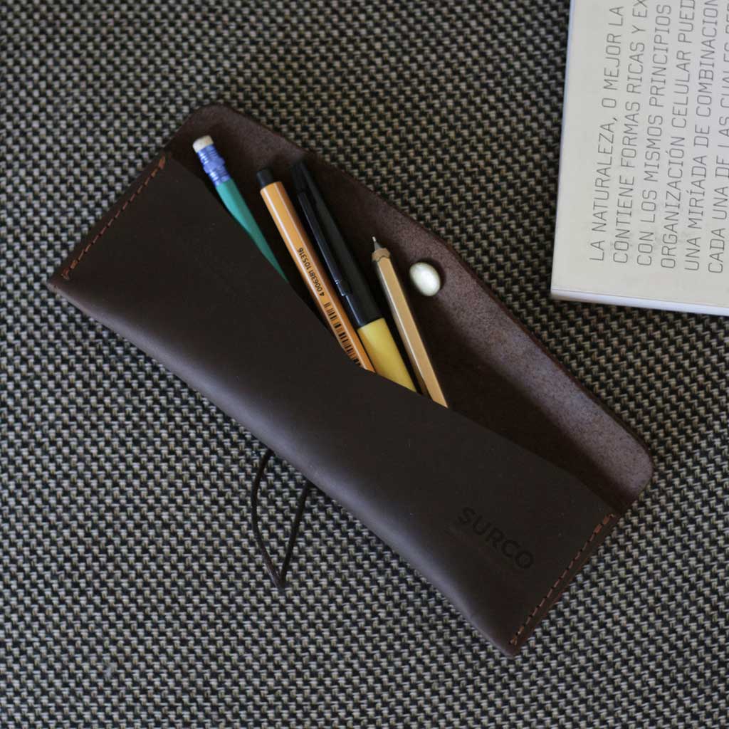 Estuche de cuero negro para lápices