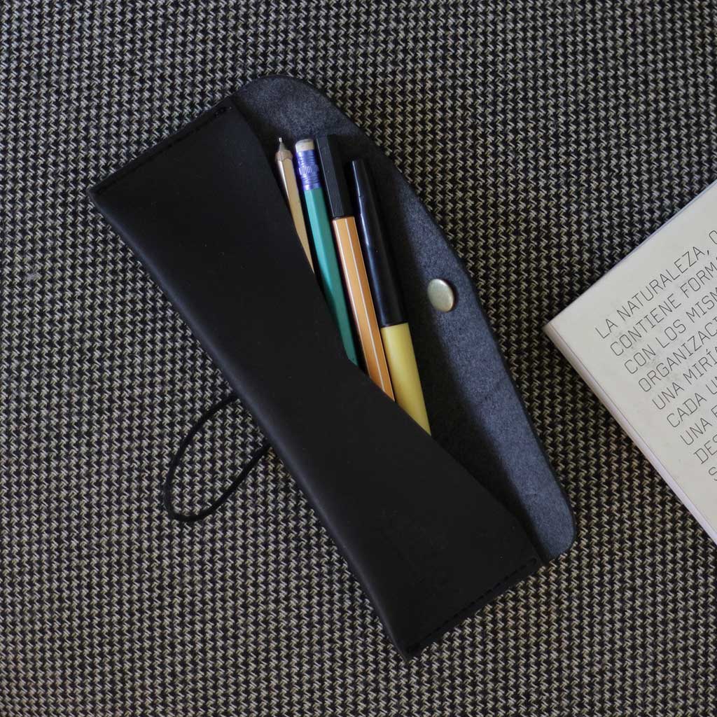 Estuche de cuero negro para lápices