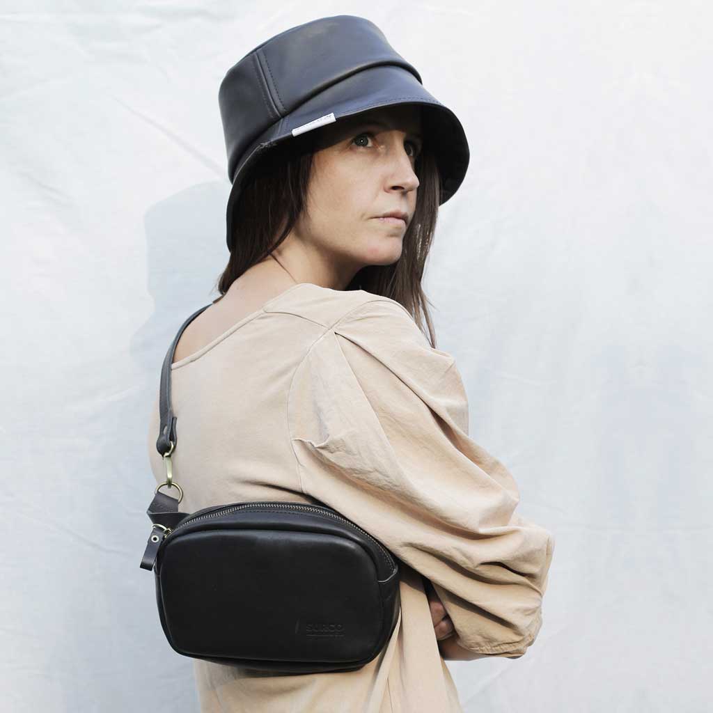 Gorro Bucket y banano de cuero negro