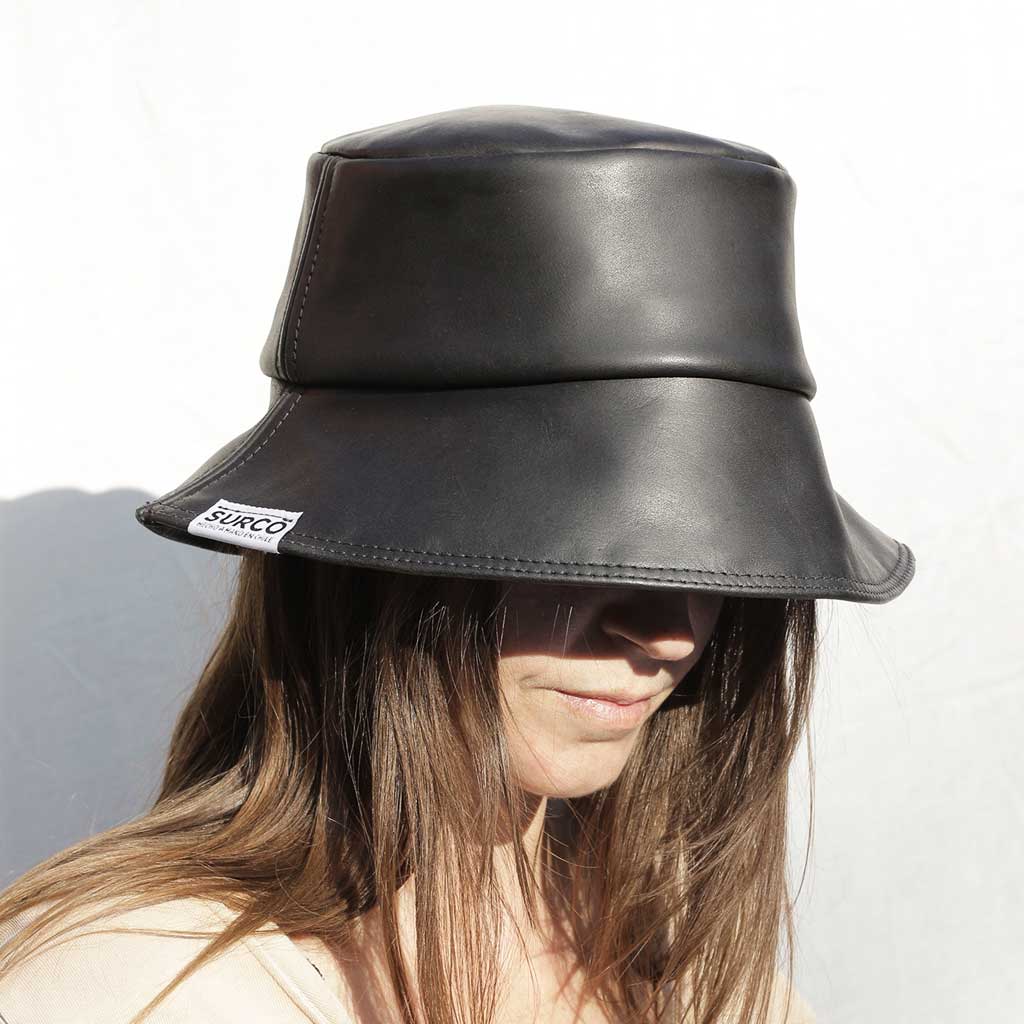 Gorro Bucket de cuero negro