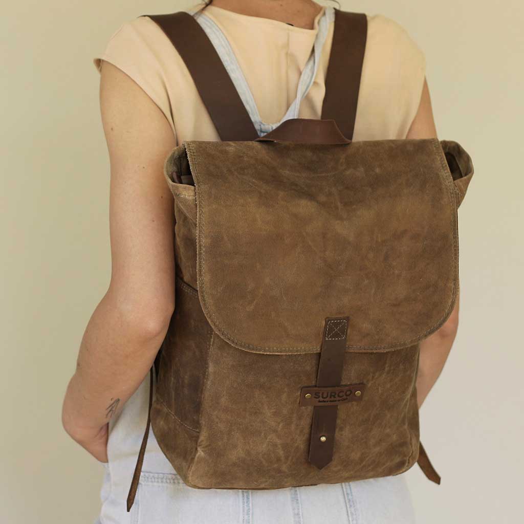 Mochila de algodón encerado café