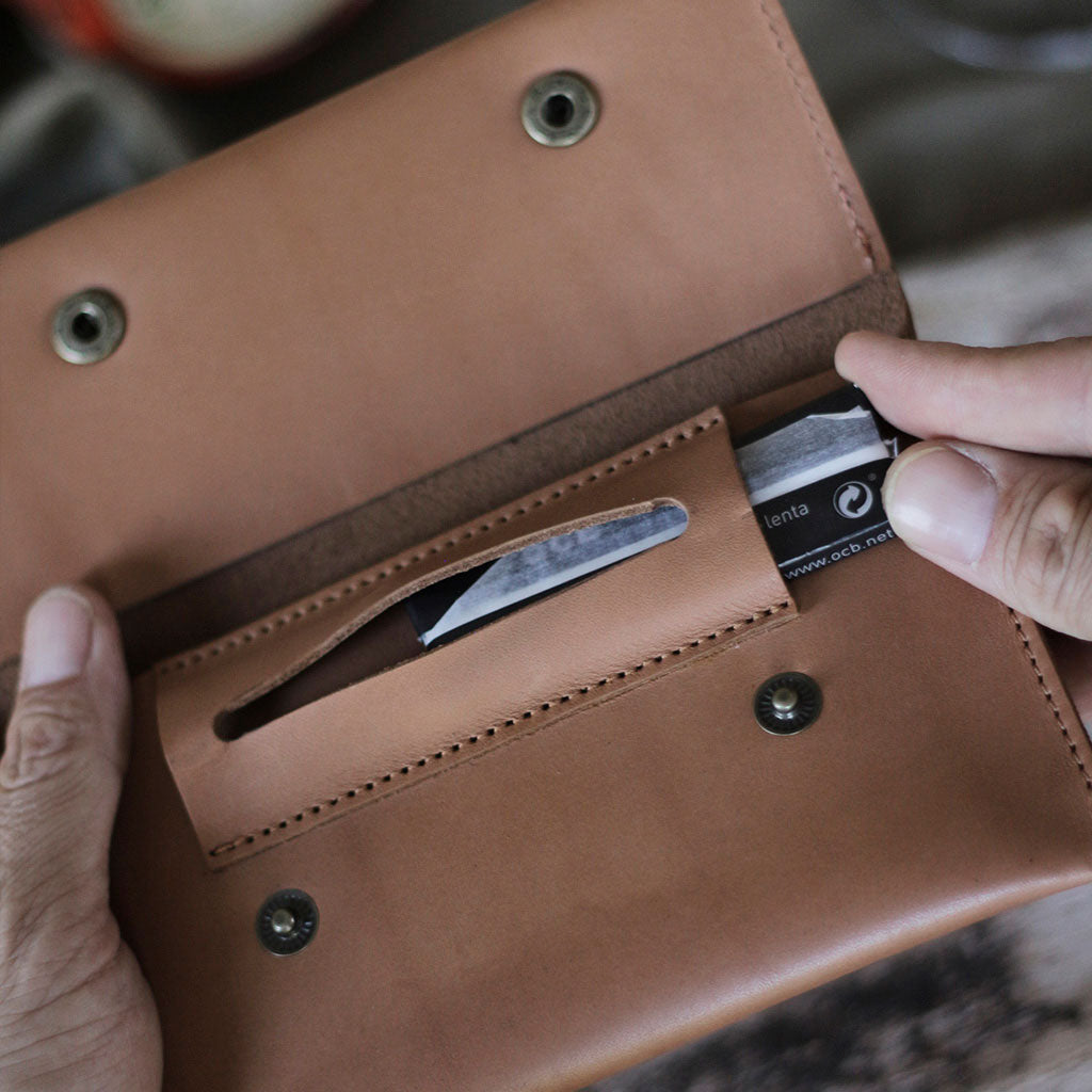 Tabaquera de cuero caramelo