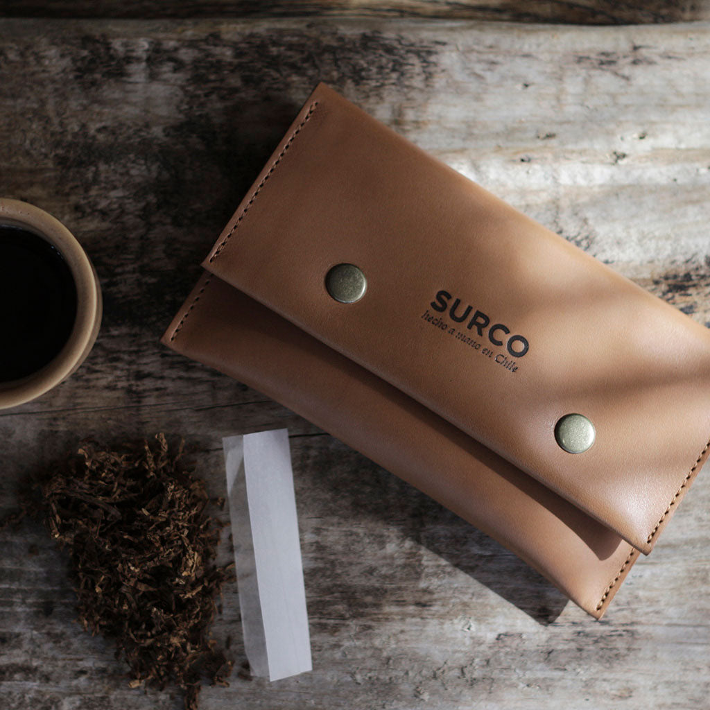 Tabaquera de cuero caramelo