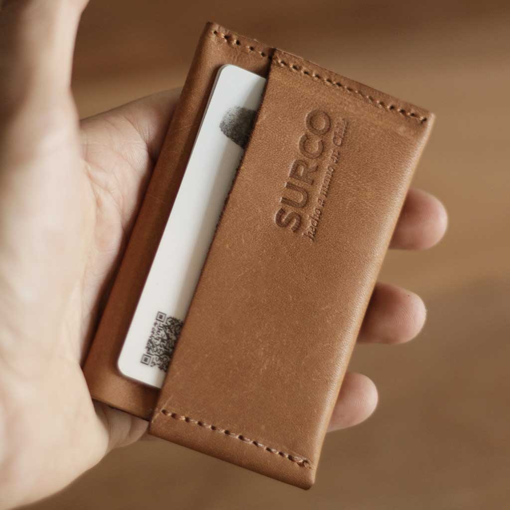 Tarjetero y billetera porta documentos de cuero