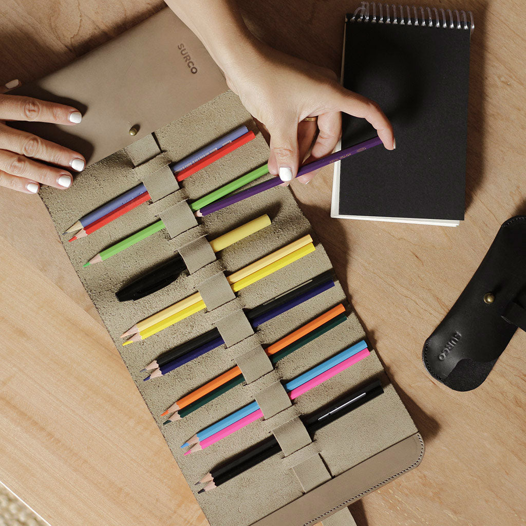 Estuche enrollable de cuero