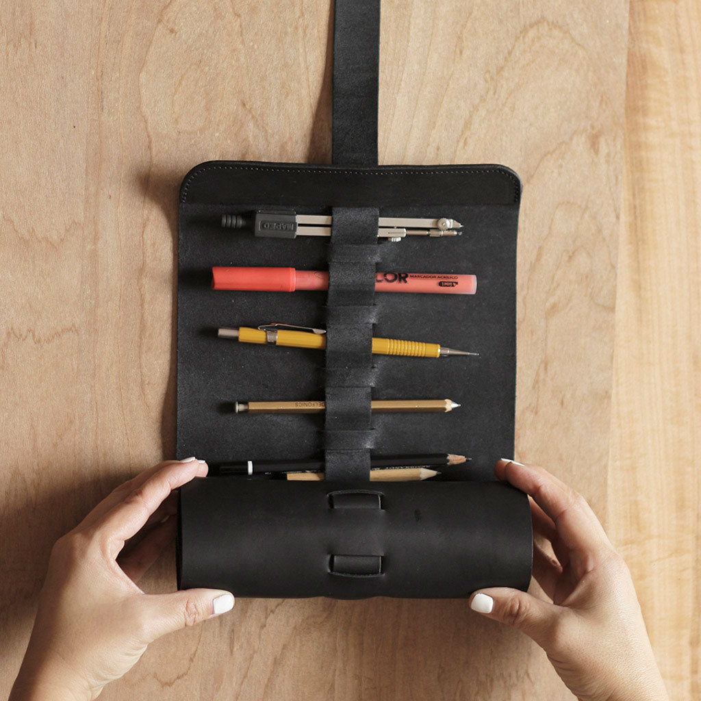 Estuche enrollable de cuero