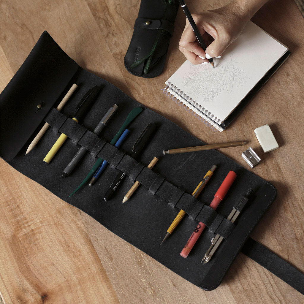 Estuche enrollable de cuero