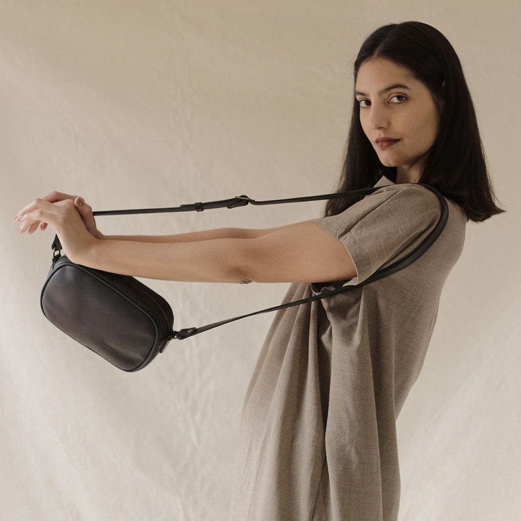 mini bandolera con fuelle cuero negro