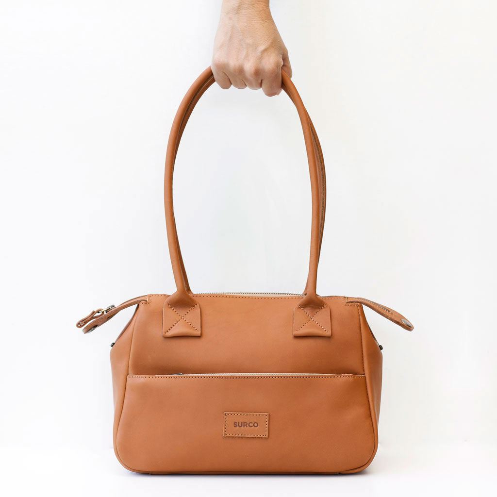 Cartera viajera de cuero negro manillas largas