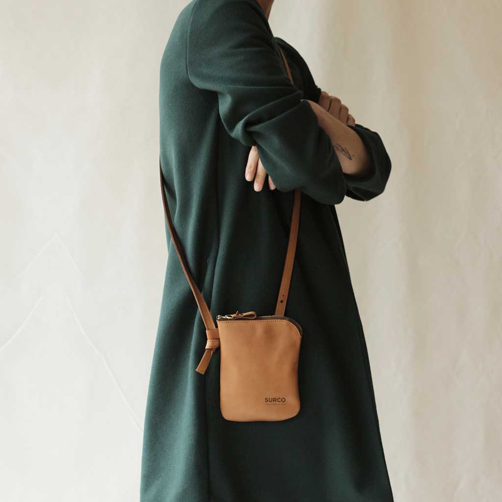 Mini bandolera de cuero café porta celular 