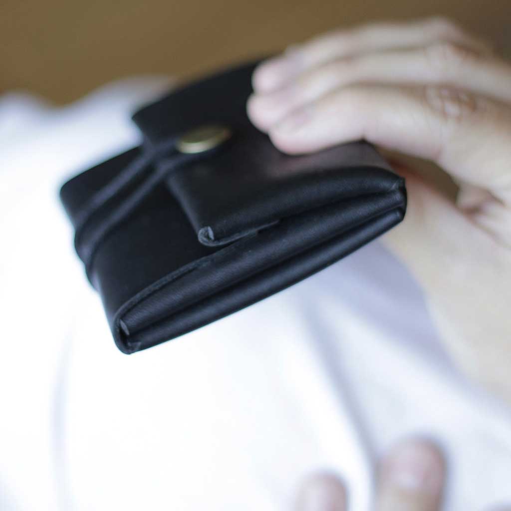 Billetera compacta de cuero negro