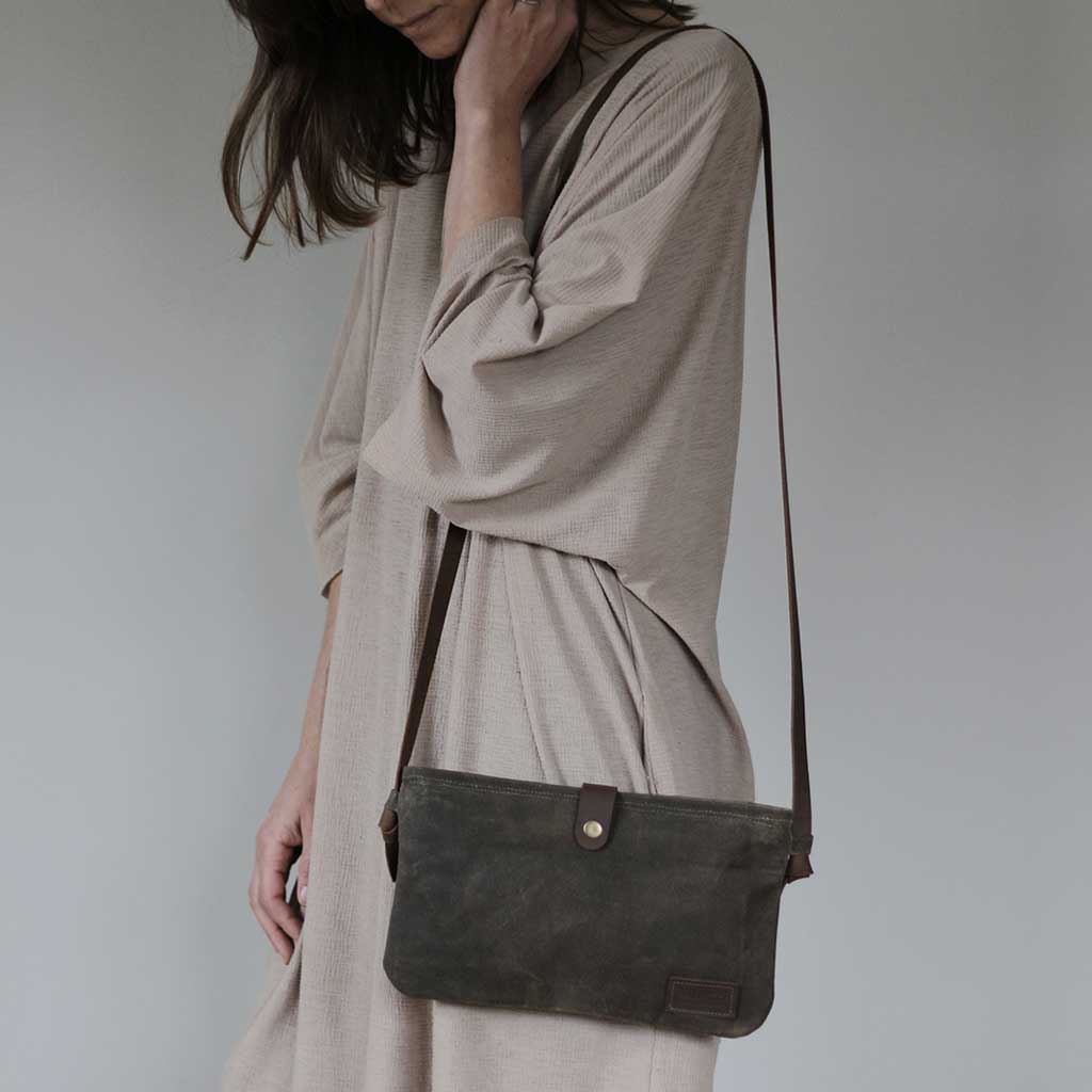 Cartera bandolera de algodón encerado y tintes naturales verde musgo