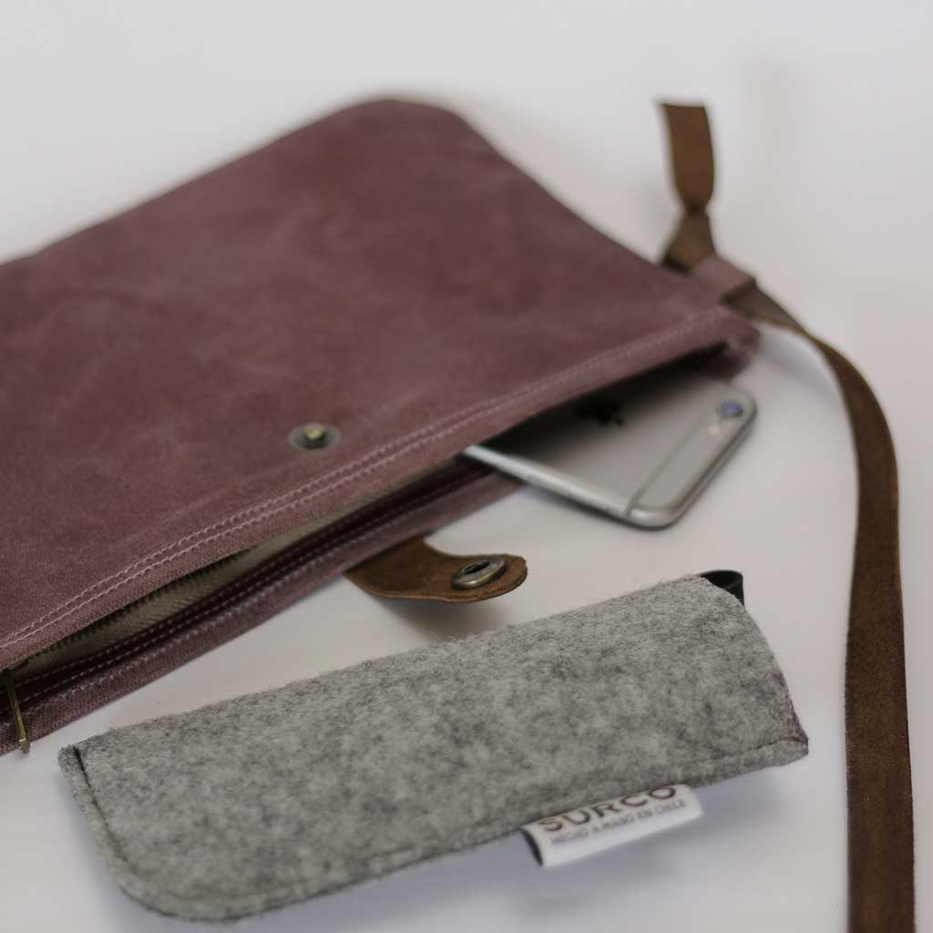 Cartera bandolera de algodón encerado y tintes naturales borra de vino