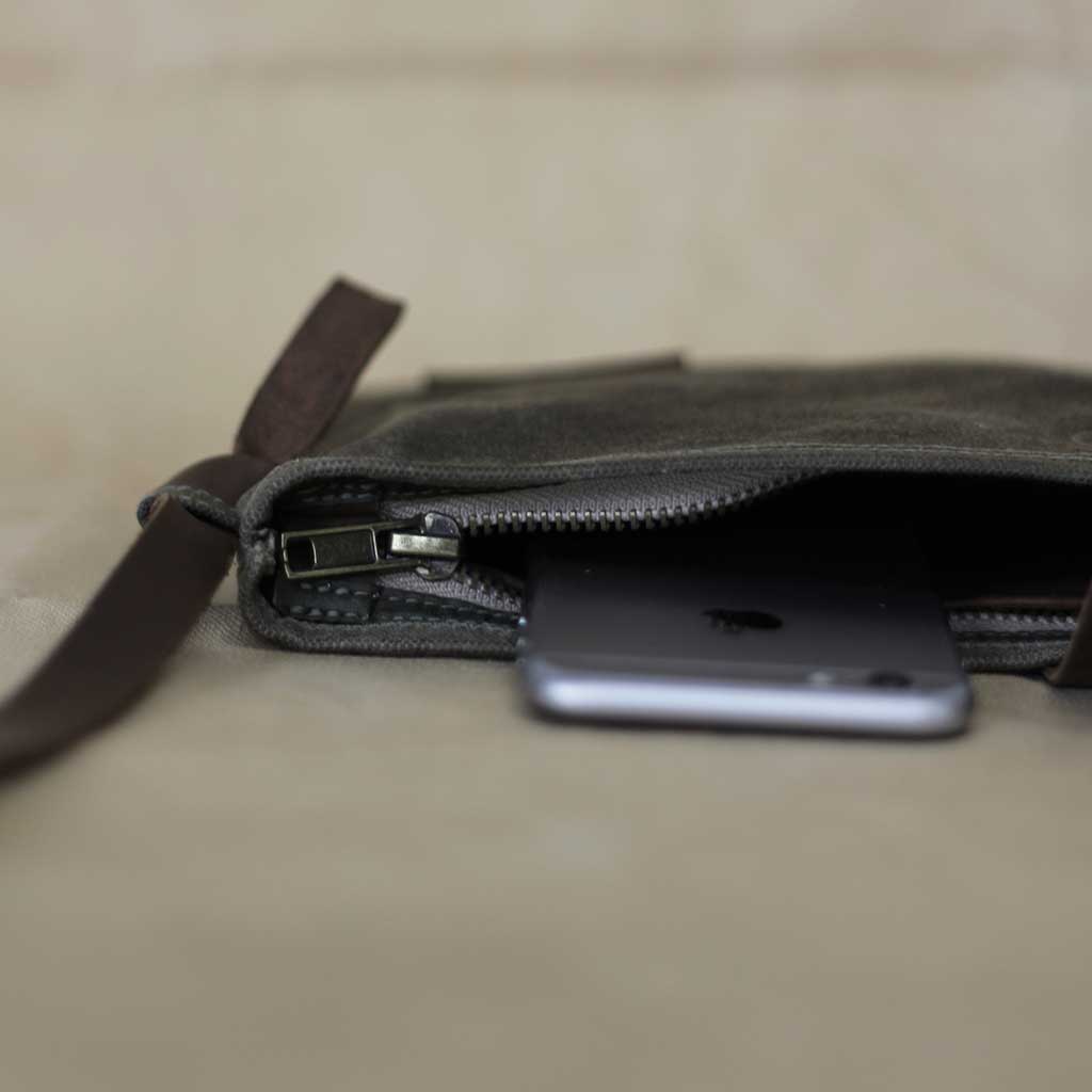 Detalle Cartera bandolera de algodón encerado y tintes naturales 