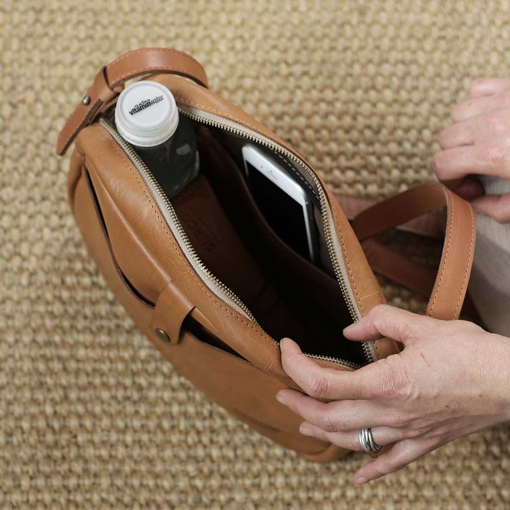 Cartera bandolera de cuero con fuelle 