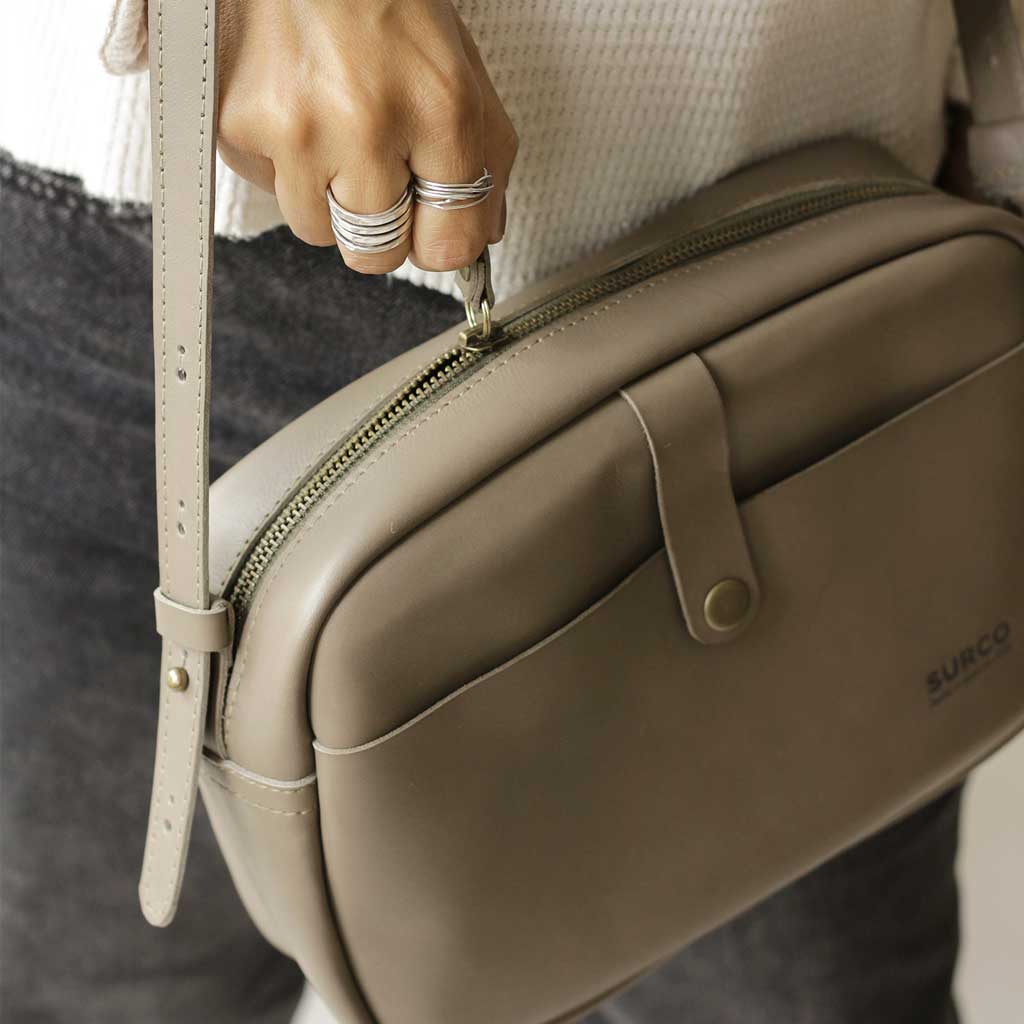 Detalle cierre Cartera bandolera de cuero con fuelle 