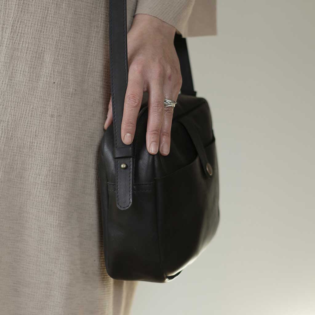 Cartera bandolera de cuero negro con fuelle 