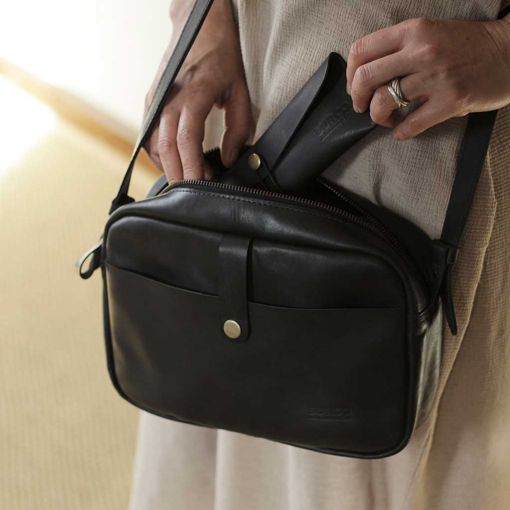 Cartera bandolera de cuero con fuelle 