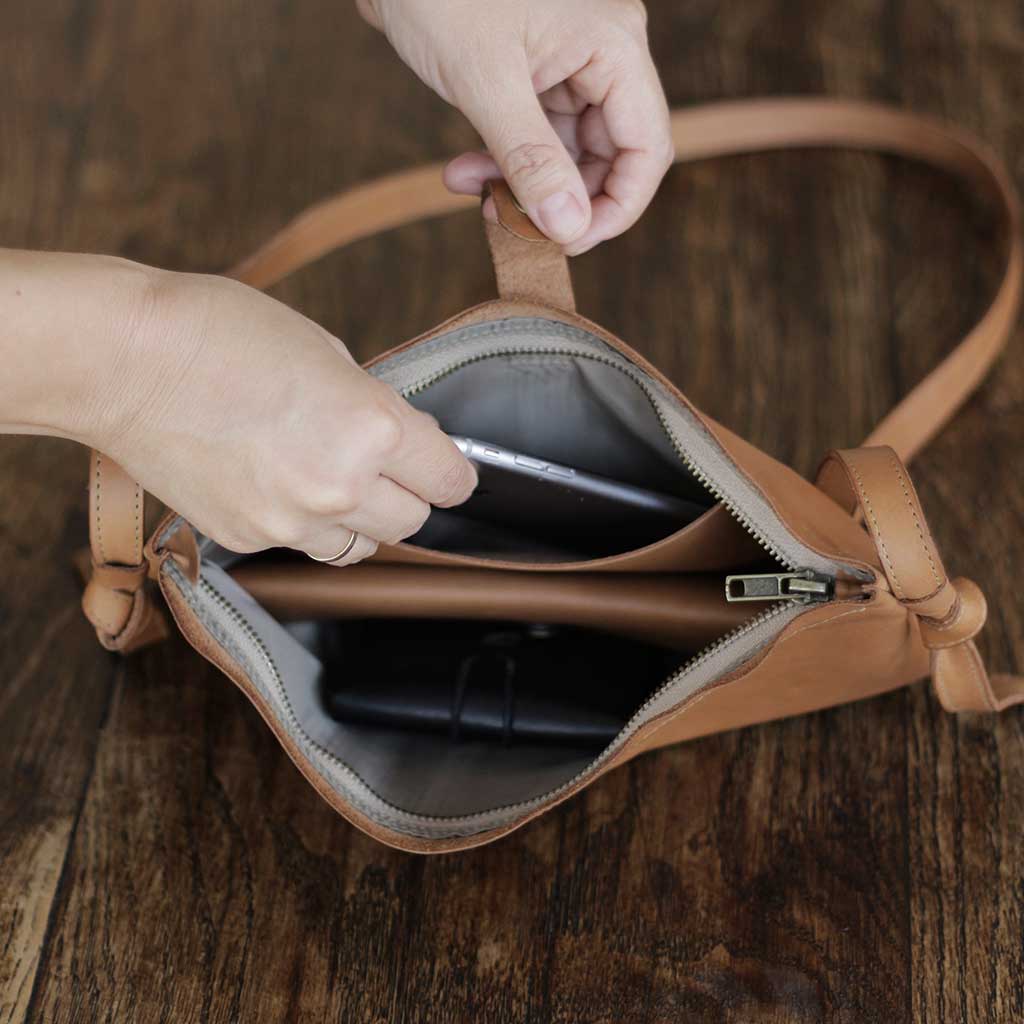 Interior Cartera bandolera plana de cuero café