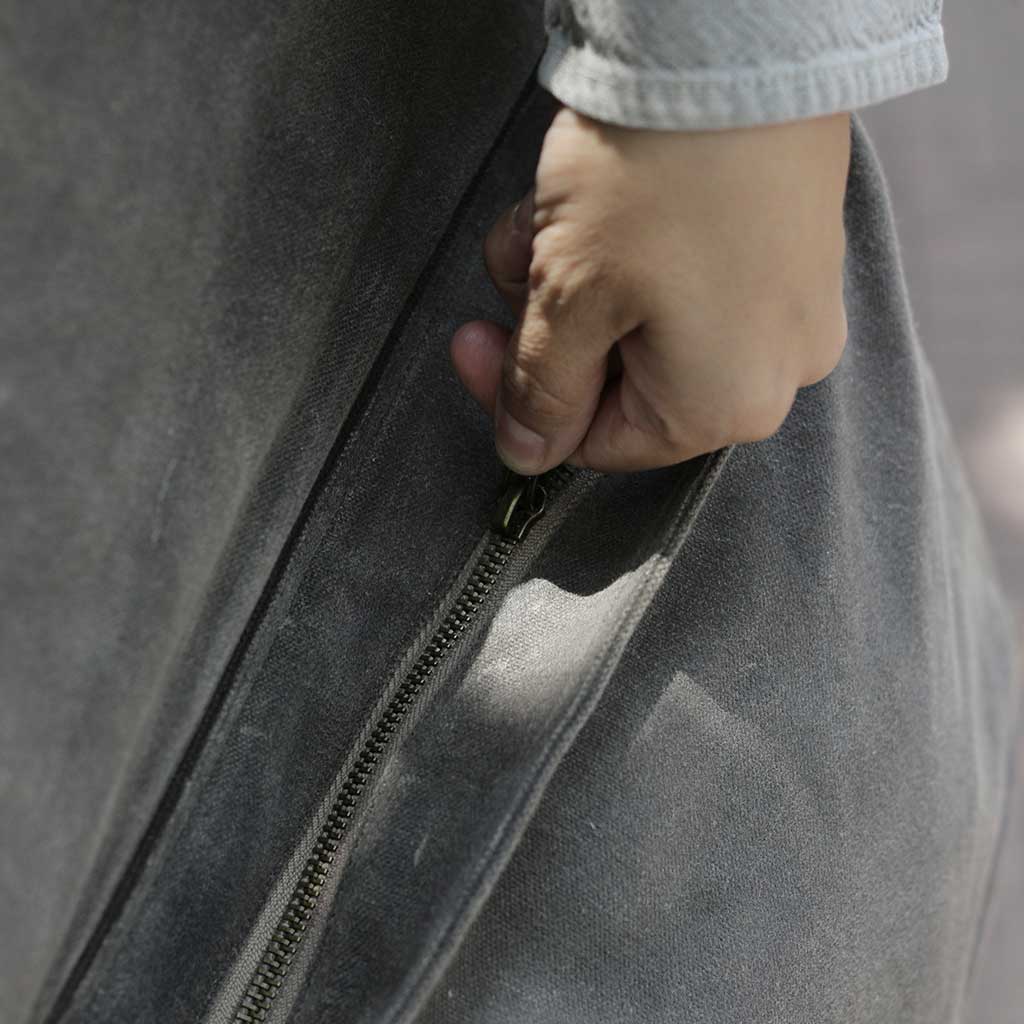 Detalle cierre Fish Bag, bolso de algodón encerado y tintes naturales