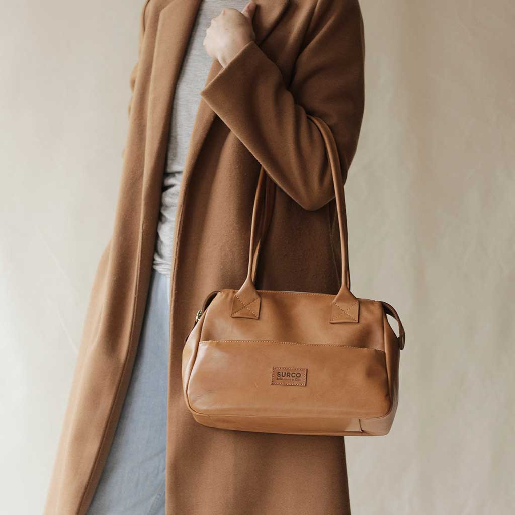 Cartera viajera de cuero café manillas largas