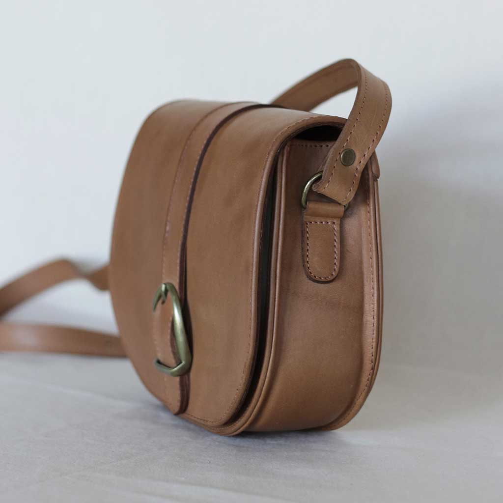 Cartera bandolera pequeña de cuero vista lateral