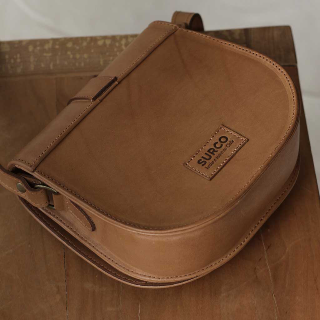 Detalle Cartera bandolera pequeña de cuero