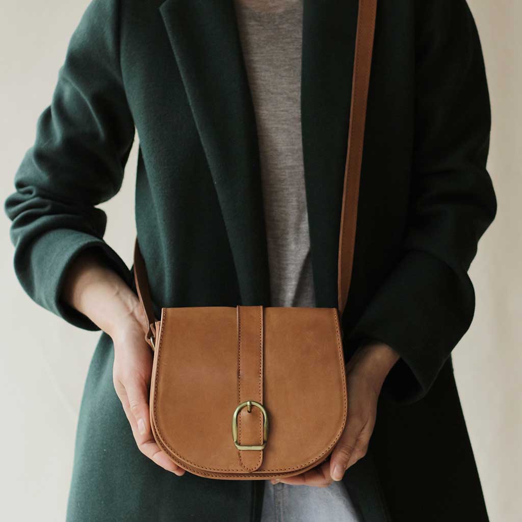 Cartera bandolera pequeña de cuero café