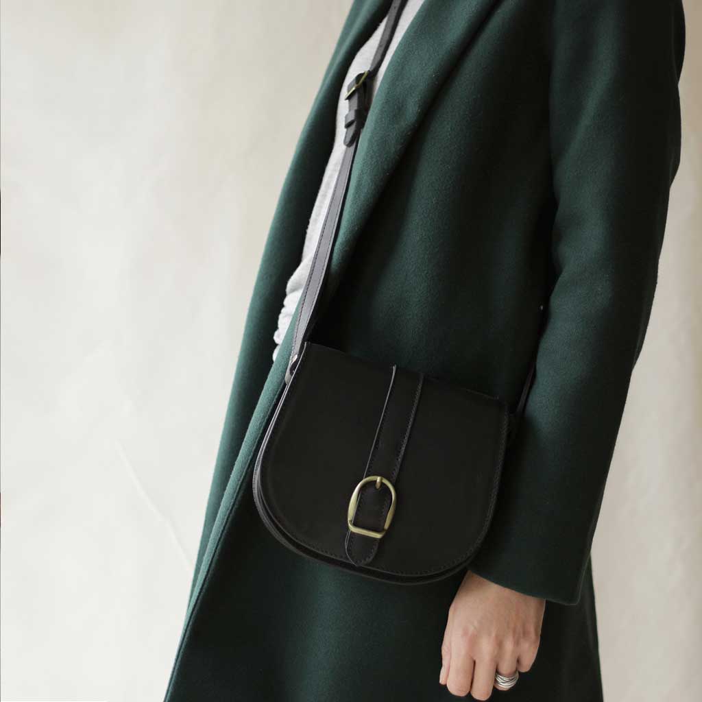 Cartera bandolera pequeña de cuero negra