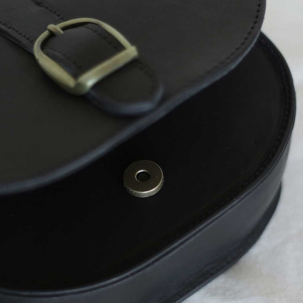 Pequeña Pescadora: Cartera-Bandolera de cuero