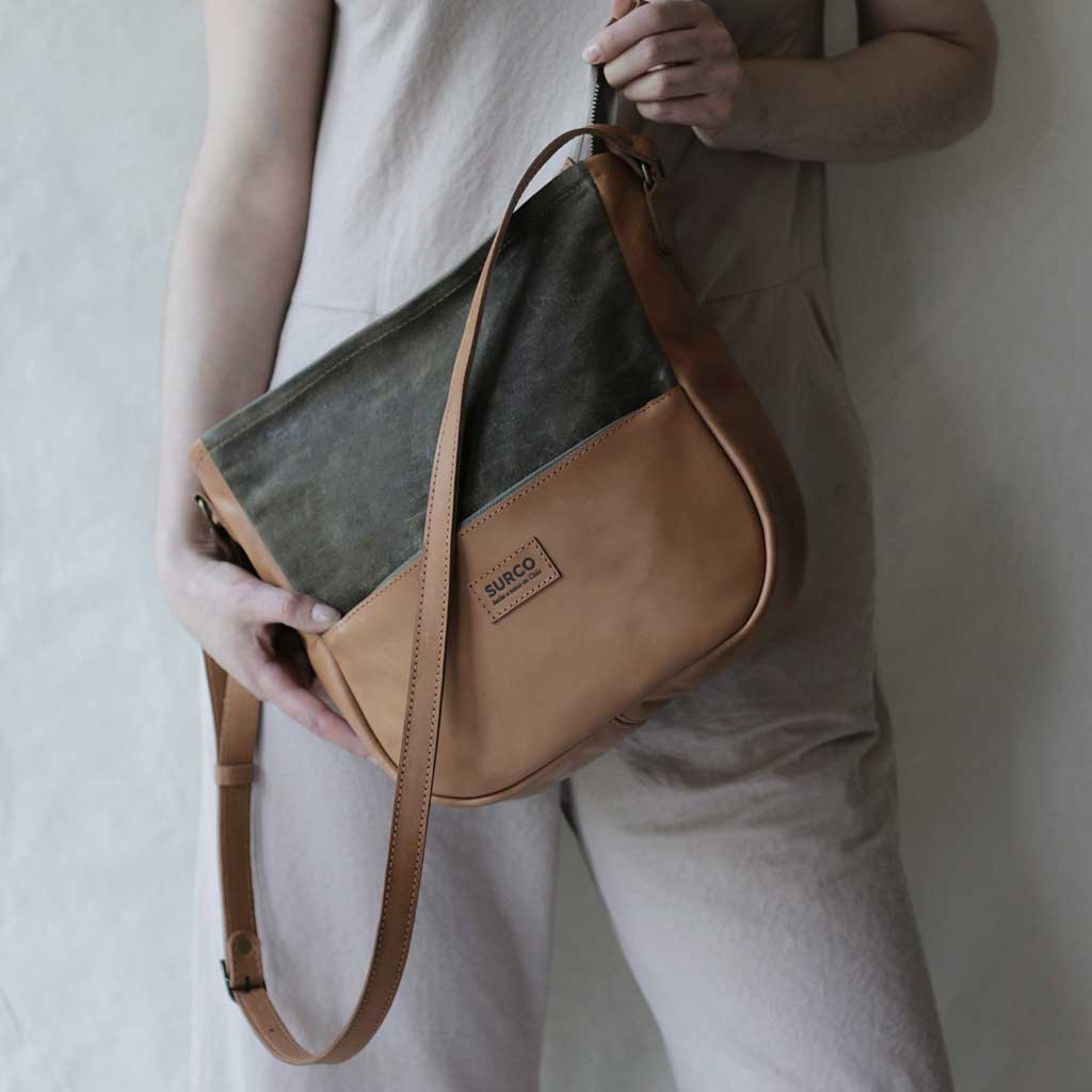 Regata,  cartera bandolera de cuero y algodón encerado