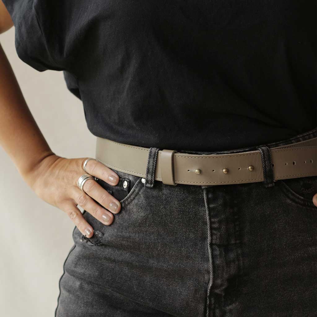 Cinturón de cuero mujer gris olivo sin hebilla