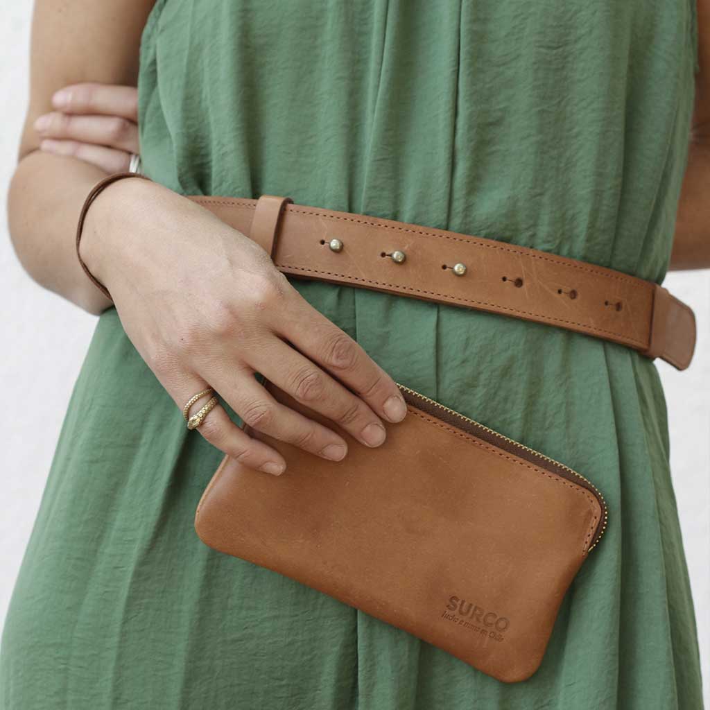 Cinturón de mujer y clutch de cuero café